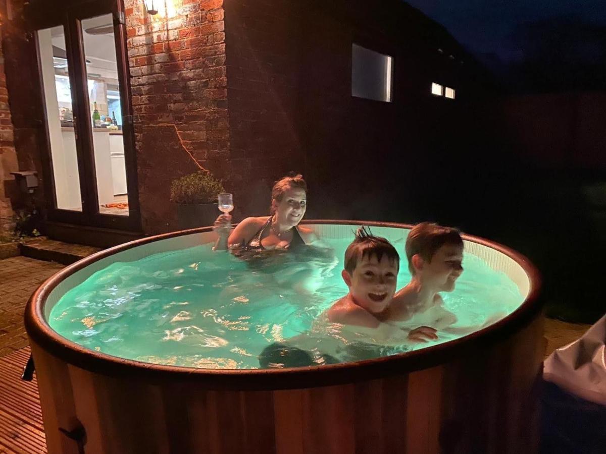 Beautiful Barn Conversion, 3 Bed, Hot Tub, Sauna, Gym, Enclosed Garden Райд Экстерьер фото