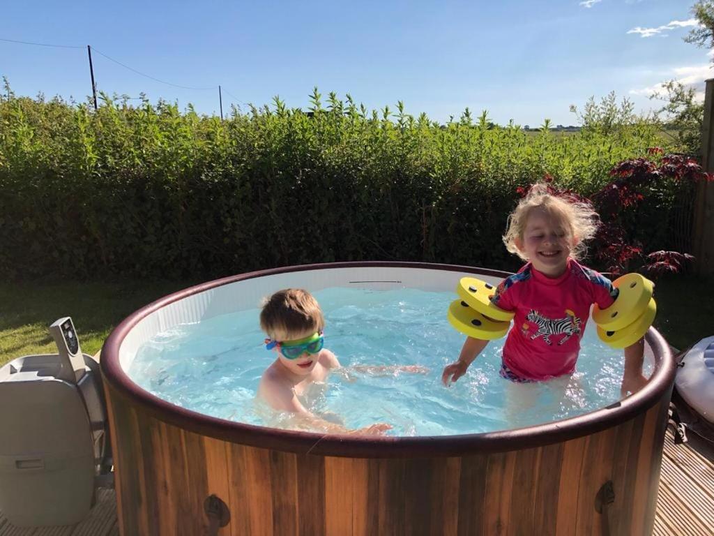 Beautiful Barn Conversion, 3 Bed, Hot Tub, Sauna, Gym, Enclosed Garden Райд Экстерьер фото